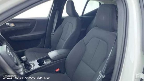 Volvo V 40 XC40 T3 Manual de 2019 con 25.399 Km por 27.200 EUR. en Zaragoza