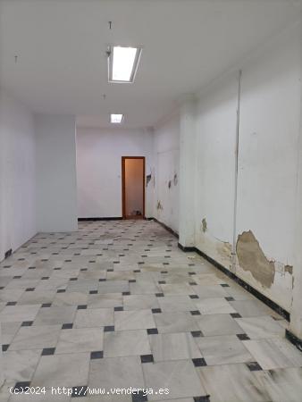 SE ALQUILA LOCAL DE 220 M² - CADIZ