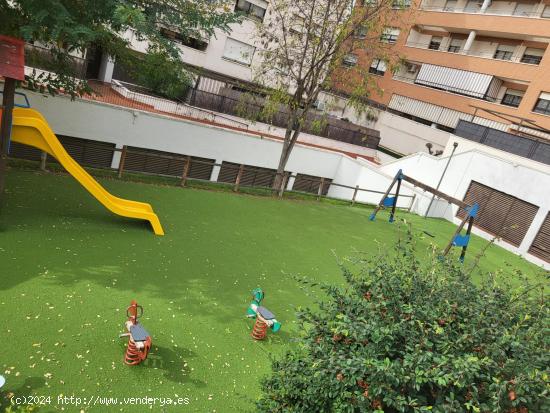 ¡Alquiler en Viladecans con piscina y doble terraza! - BARCELONA