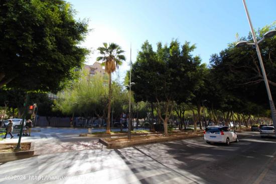 Gran plaza de garaje en AV. Federico García Lorca 77. - ALMERIA