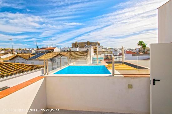 Preciosa casa adosadas de diseño de 3 dormitorios, con solárium y piscina privada, - SEVILLA