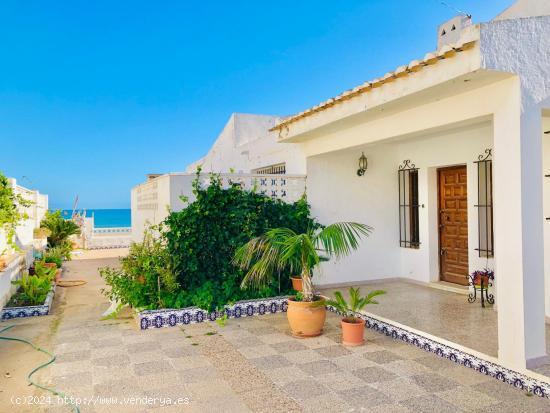  Villa en Guardamar. Primera línea con acceso directo a la playa - ALICANTE 