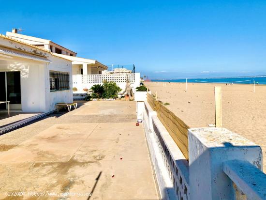 Villa en Guardamar. Primera línea con acceso directo a la playa - ALICANTE