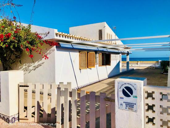 Villa en Guardamar. Primera línea con acceso directo a la playa - ALICANTE