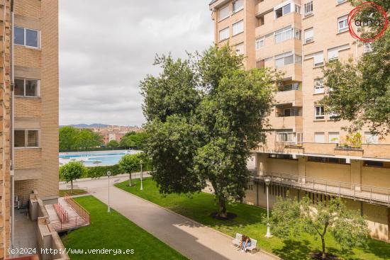  Urbanización Zizur: Piso en Santa Cruz  reformado  3 dormitorios, baño, despensa y plaza garaje -  