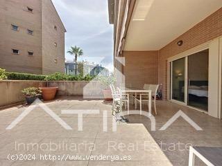 Apartamento en planta baja con acceso directo al  jardín y piscina , en la Playa del Arenal, Javea.