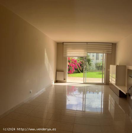 Alquiler Piso Bajo con 2 Jardines y Vistas a la Piscina en Can Pei. - BARCELONA