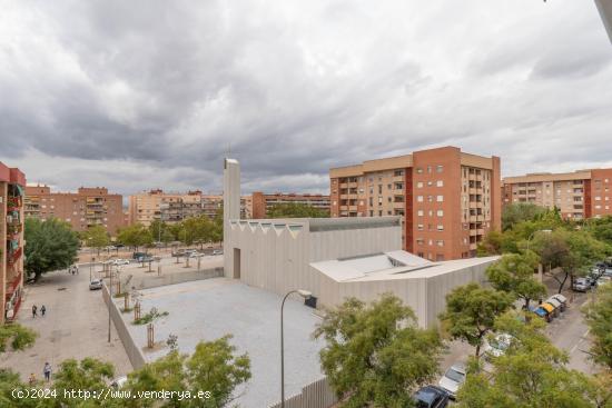 AMPLIO PISO EN PLANTA ALTA EN GRANADA (4 DORMITORIOS Y PLAZA DE GARAJE) - GRANADA