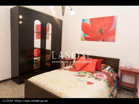 Espacioso y acogedor apartamento de tres habitaciones en el corazón del Gótico - BARCELONA