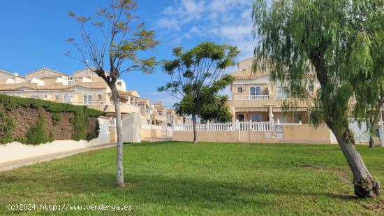 Se vende bungalow con jardín y solárium en Torrevieja, Torretas. - ALICANTE