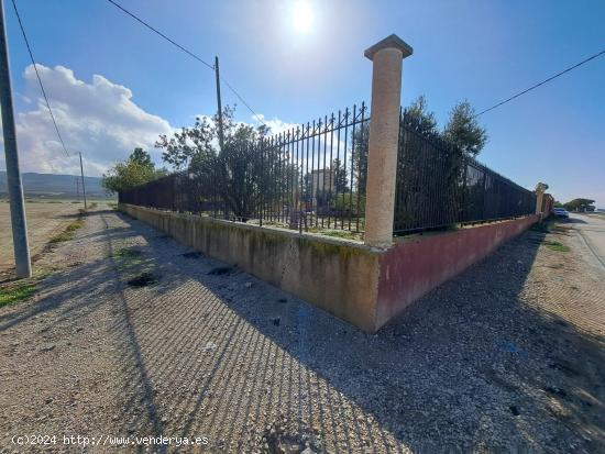 FINCA RURAL CON 4 VIVIENDAS Y NAVE - MURCIA