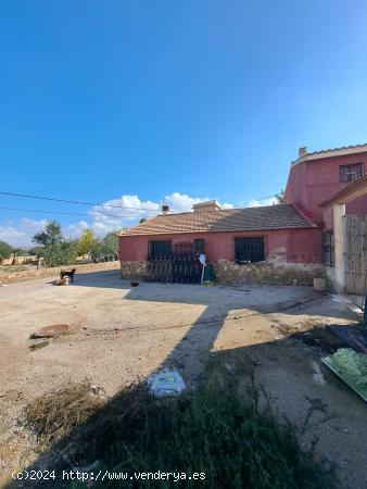 FINCA RURAL CON 4 VIVIENDAS Y NAVE - MURCIA