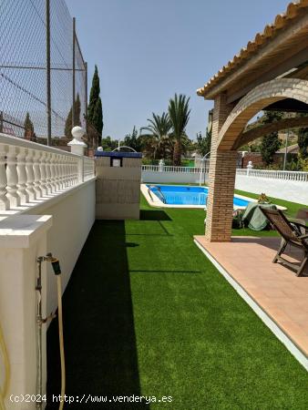 ¡IMPRESIONANTE CHALET CON PISCINA! - MURCIA