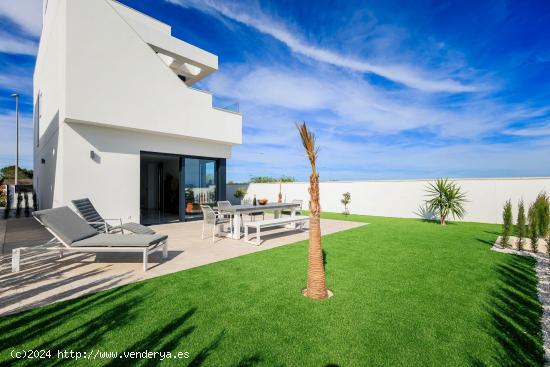  VILLAS DE OBRA NUEVA EN PILAR DE LA HORADADA EN EL CAMPO DE GOLF - ALICANTE 