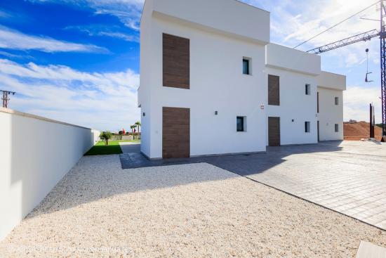 VILLAS DE OBRA NUEVA EN PILAR DE LA HORADADA EN EL CAMPO DE GOLF - ALICANTE