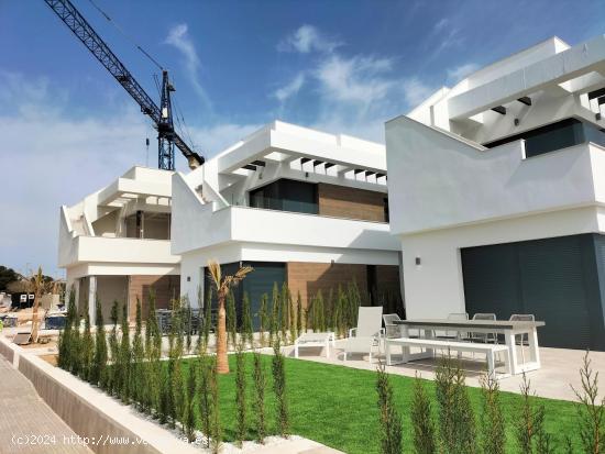 VILLAS DE OBRA NUEVA EN PILAR DE LA HORADADA EN EL CAMPO DE GOLF - ALICANTE