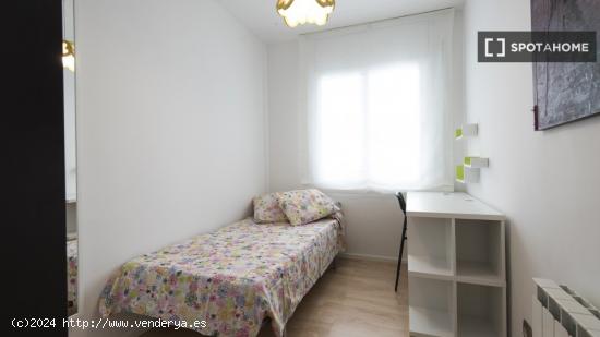 Habitación amueblada con calefacción en un apartamento de 4 dormitorios, El Raval - BARCELONA