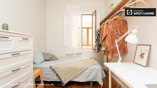 Alquiler de habitaciones en piso de 6 habitaciones en La Dreta De L'Eixample - BARCELONA