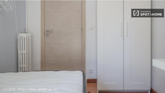 Se alquila habitación en piso de 5 dormitorios en La Elipa - MADRID