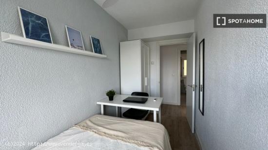 Se alquila habitación en piso de 4 dormitorios en Madrid - MADRID