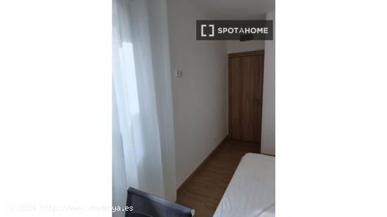 Se alquilan habitaciones en un apartamento de 3 dormitorios en Leganés - MADRID