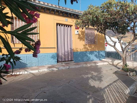 BONITA CASA EN PLANTA  BAJA CON PATIO  A REFORMAR - GRANADA