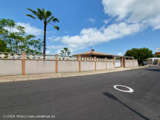 CHALET CON VISTAS PANORÁMICAS EN LA EXCLUSIVA URBANIZACCIÓN BONAVISTA - VALENCIA