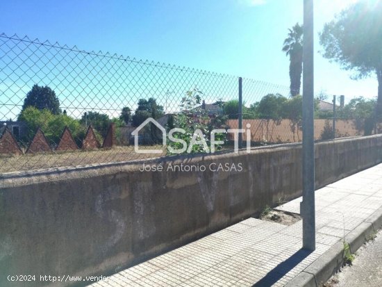 Parcela en la Urbanización Las Arenas de Malpartida de Cáceres, Con piscina construida con depurad