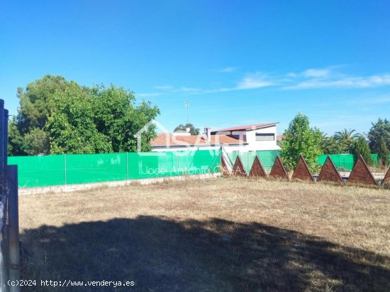 Parcela en la Urbanización Las Arenas de Malpartida de Cáceres, Con piscina construida con depurad