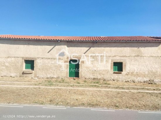  Pajar en la zona de los Pajares de Malpartida de 174m2, recientemente reformado con tejados nuevos.  