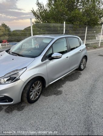  Peugeot 208 Puretech de 2017 con 95.000 Km por 7.800 EUR. en Barcelona 