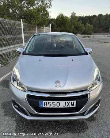 Peugeot 208 Puretech de 2017 con 95.000 Km por 7.800 EUR. en Barcelona