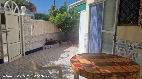 Dúplex con planta sótano, 2 dormitorios dobles, 1 baño, 1 aseo, piscina, jardines en La Mata - AL