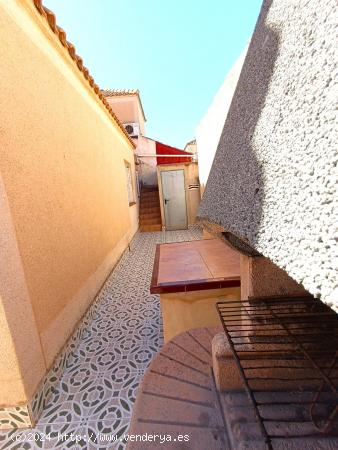 ADOSADO ESQUINA CON SOLÁRIUM Y PISCINA COMUNITARIA - ALICANTE