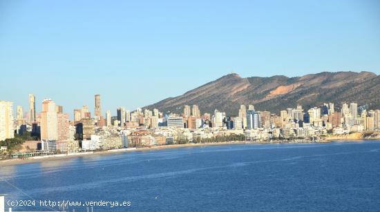  SE VENDE ATICO DE TRES DORMITORIOS CON VISTAS AL MAR Y MONTAÑA CON PISCINA Y PARKING EN PONIENTE -  