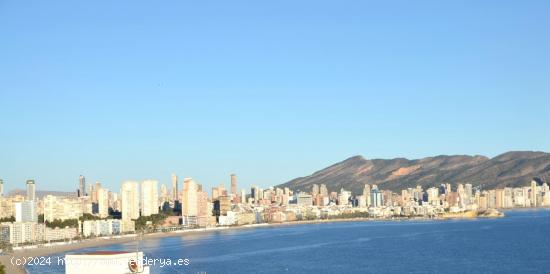 SE VENDE ATICO DE TRES DORMITORIOS CON VISTAS AL MAR Y MONTAÑA CON PISCINA Y PARKING EN PONIENTE - 