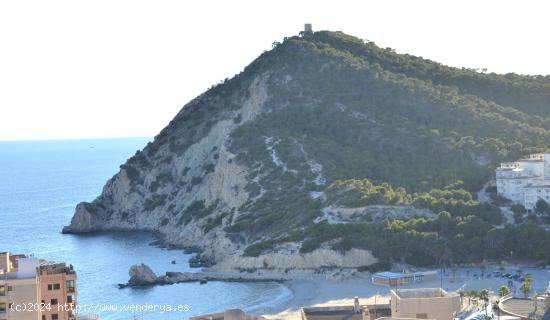 SE VENDE ATICO DE TRES DORMITORIOS CON VISTAS AL MAR Y MONTAÑA CON PISCINA Y PARKING EN PONIENTE - 