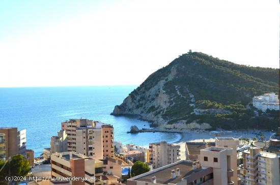 SE VENDE ATICO DE TRES DORMITORIOS CON VISTAS AL MAR Y MONTAÑA CON PISCINA Y PARKING EN PONIENTE - 