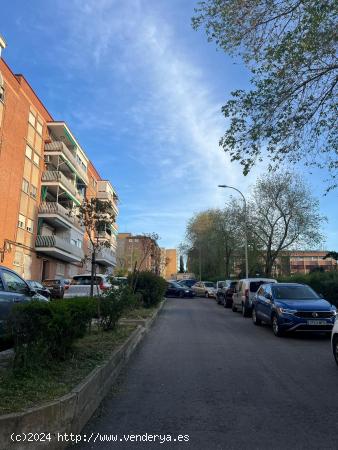 OPORTUNIDAD PLAZA DE GARAJE MEDIANA EN LAS MUSAS-ROSAS - MADRID