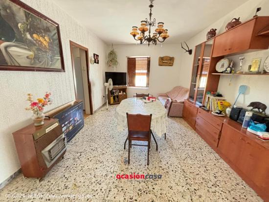 CASA CON COCHERA Y TERRENO A LA VENTA - CORDOBA