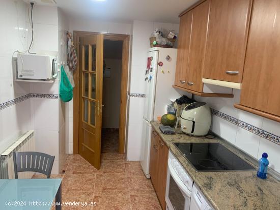 Estupendo duplex zona céntrica y tranquila, con aire acondicionado, buenas vistas y buenos mueble -