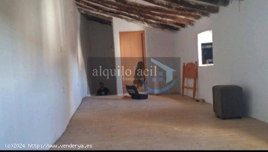 SE VENDE CASA RURAL/HIGUERUELA/3 DIRMITORIOS/ PATIO 20 METROS/48000€