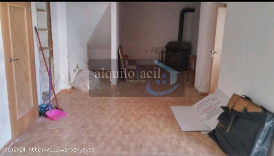 SE VENDE CASA RURAL/HIGUERUELA/3 DIRMITORIOS/ PATIO 20 METROS/48000€