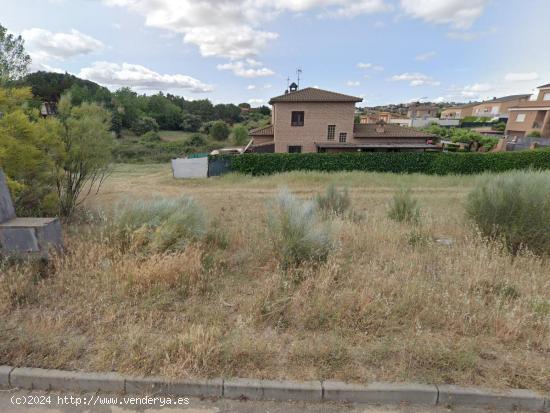 Parcela muy bien situada, zona tranquila rodeada de verde y con buenas vistas a la Sierra. - GUADALA