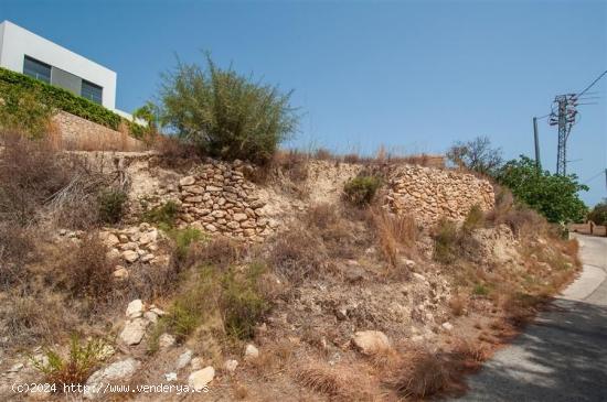 Parcela situada en una zona tranquila con bonitas vistas al mar. - ALICANTE