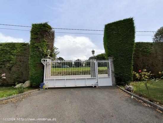 VILLA DE 600 M2 CON GRAN PARCELA ARBOLADA Y CERRADA DE 2.500 M2 EN EL PARQUE DE INVIERNO DE OVIEDO -