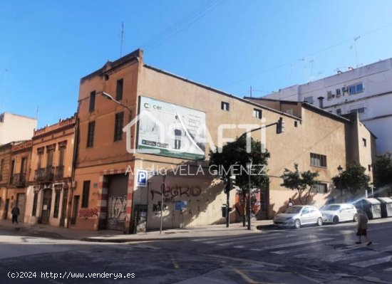 Nave esquinero de 323m ubicado en una de las principales Avenidas de Valencia con una edificabilidad