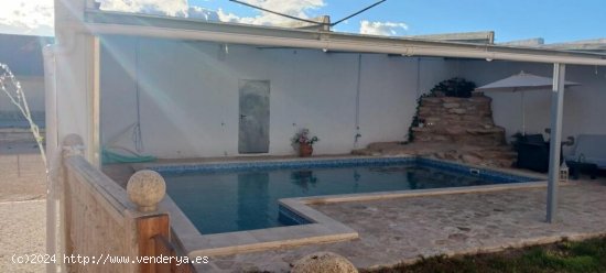 CHALET CON ENCANTO Y PISCINA CLIMATIZADA  EN YECLA