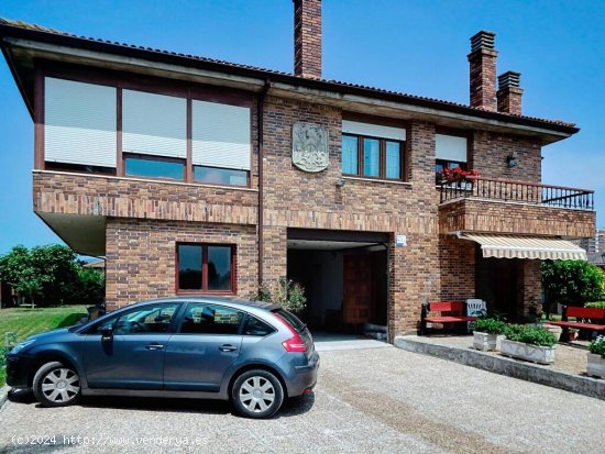 IMPRESIONANTE CASA CON CABALLERIZAS Y ZONAS ANEXAS EN LAREDO  A 300 METROS DE LA PLAYA