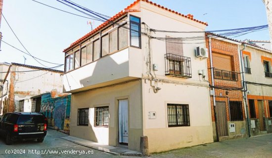 Casa de dos plantas con terraza acristalada en el centro de Lagartera.